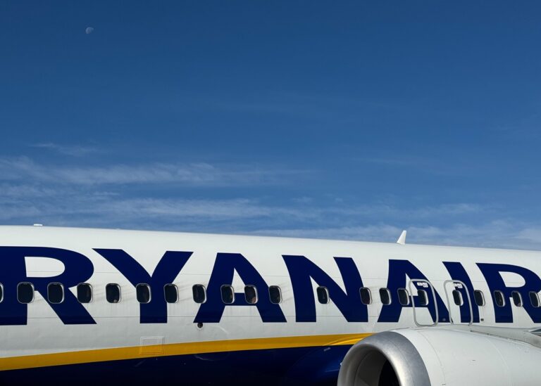 Дороге пальне вдарить по пасажирах: як подорожчають авіаквитки