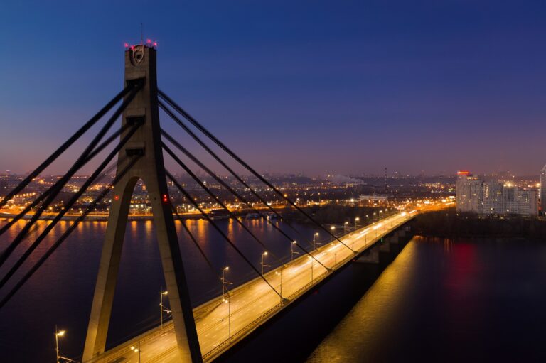 Мости під ударами — компанії перебудовують роботу: як ритейл Києва готується до транспортної кризи
